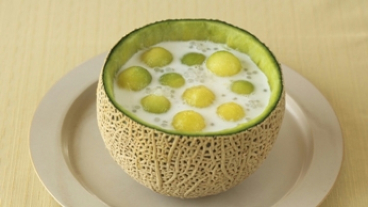 メロンのタピオカココナッツミルク - 顔が見える食品。 