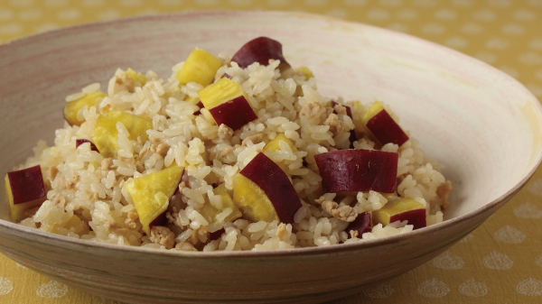 さつまいもと鶏そぼろの炊き込みご飯の画像