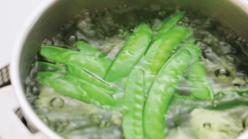 絹さやのスジの取り方 ゆで方 顔が見える食品