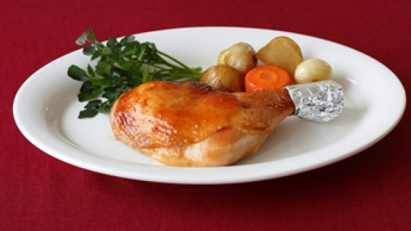 骨付き鶏もも肉のローストチキンの画像