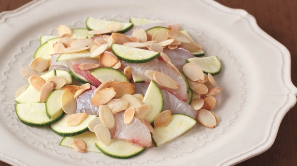 かんぱちとナッツのズッキーニサラダの画像