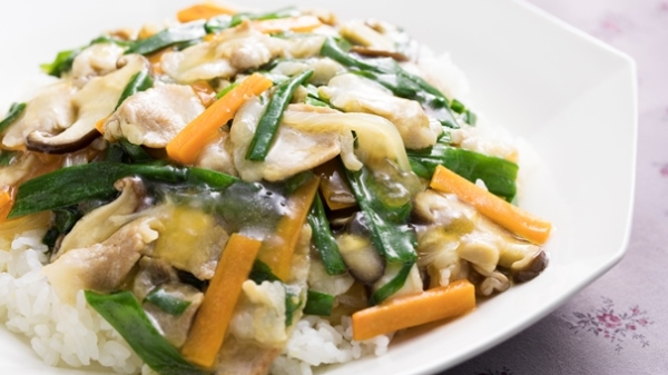 豚バラと春ニラの中華丼の画像