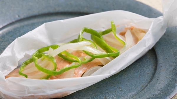 鮭のペーパー蒸しの画像