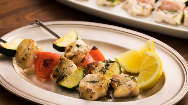 豚肉のハーブ串焼きの画像