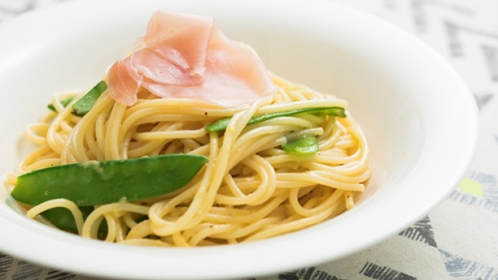 絹さやのカルボナーラ風 - 顔が見える食品。