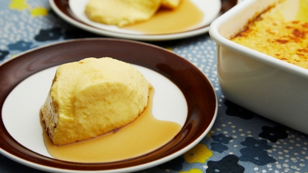 焼きプリン　メープルシロップ添えの画像