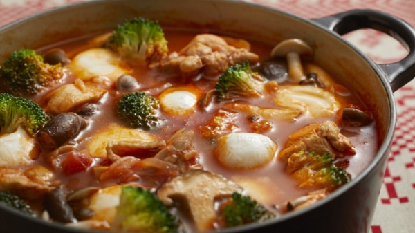 鶏肉ときのこのモッツァレラトマト鍋の画像