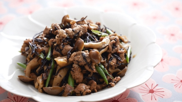 豚肉とひじきの梅煮の画像