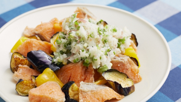 揚げ塩鮭と夏野菜の薬味おろし添えの画像