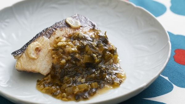 ぶりのにんにくソテー　ピリ辛高菜ソースの画像