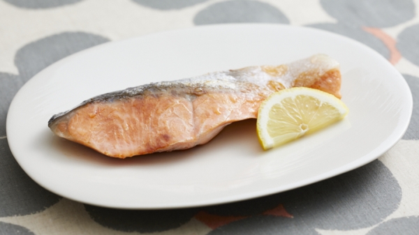 フライパンで鮭を焼く方法の画像