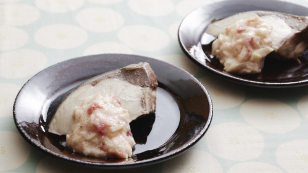 ぶりのレンジ蒸し　叩き梅とろろ添えの画像