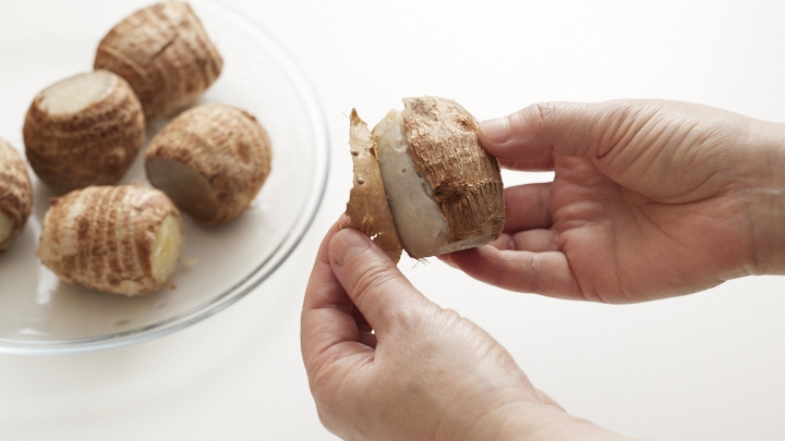 里芋のレンジ蒸し 皮のむき方 顔が見える食品