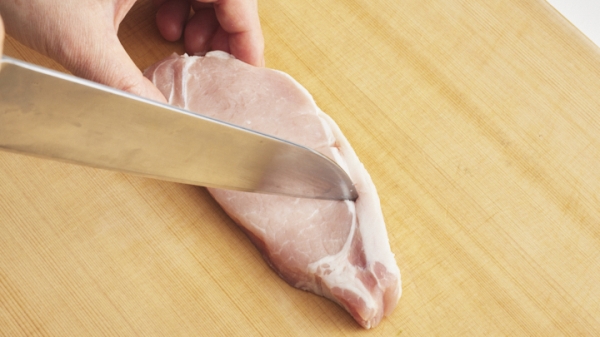 豚ロース肉の筋切りの画像
