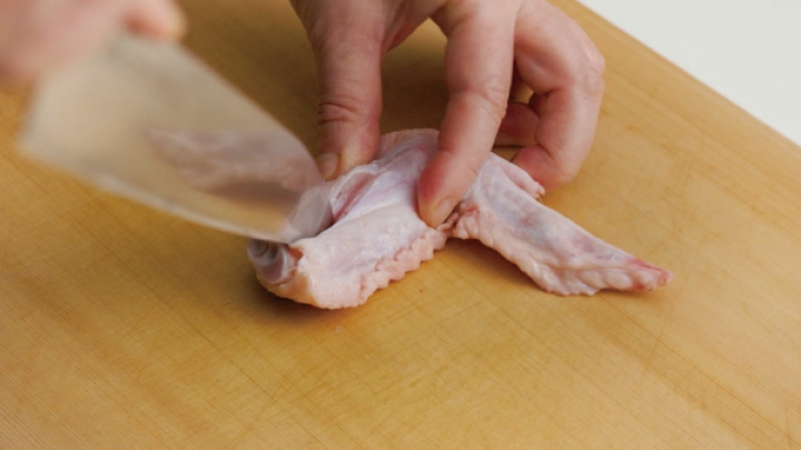 鶏手羽の隠し包丁 - 顔が見える食品。