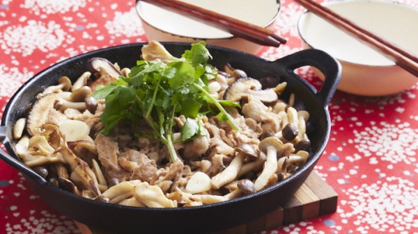 豚肉ときのこのにんにくすき焼きの画像