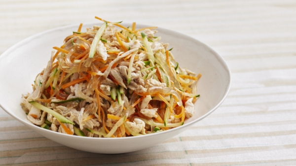 ゆで鶏とところてんの黒酢サラダの画像