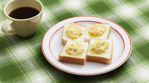 レンジ炒り卵のオープンサンドの画像