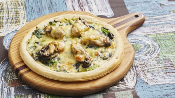 かきとほうれん草のクリーミーピザの画像