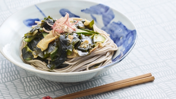 豚肉とわかめの炒めのせそばの画像