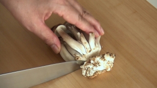丹波しめじの石づきの取り方 ホイル焼き 顔が見える食品